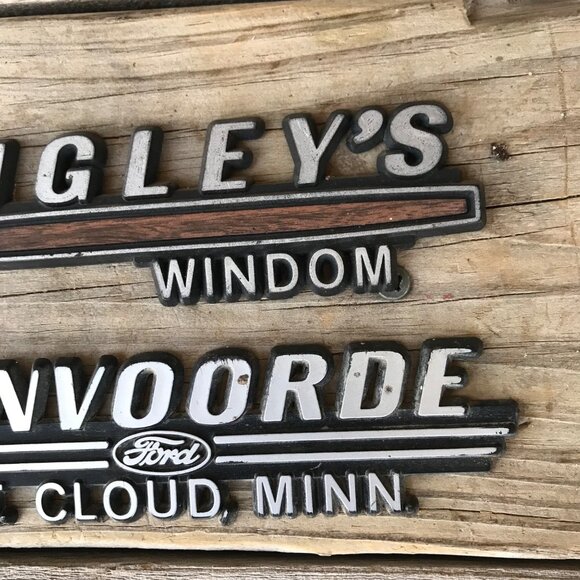Lot 2 Vintage MN Dealership Emblems Tenvoorde Ford St Cloud & Higley’s Windom - Picture 4 of 6